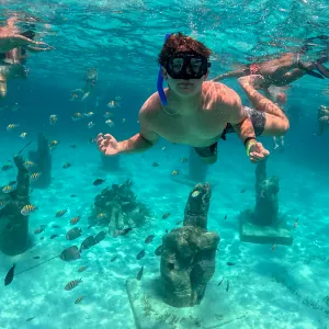 Private catamaran excursion in Cancun (4 hours) – Snorkeling and open bar